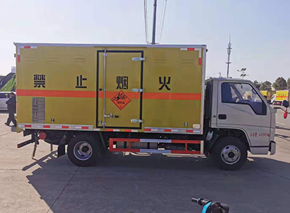 抱罗镇爆破器材运输车工人安全操作规范与智能技术保障